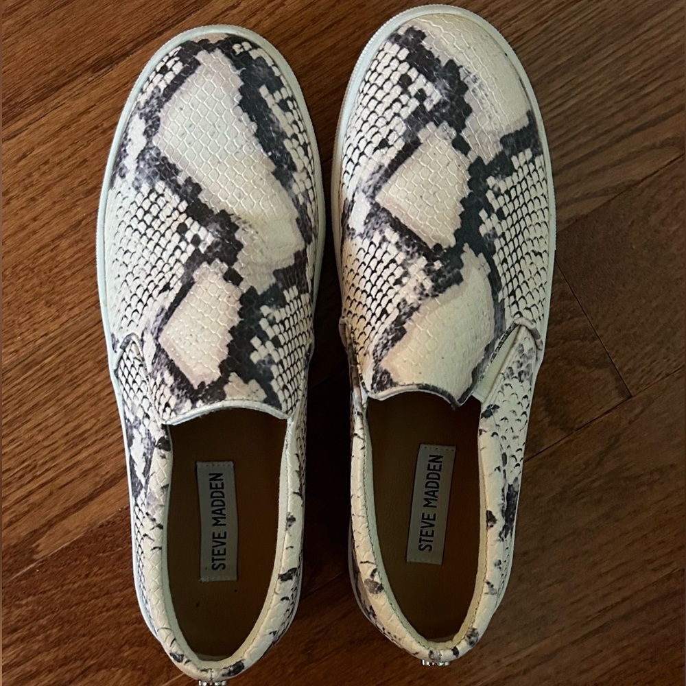 Steve Madden snake skin shoes size 8.5!